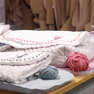 Saco capazo diseñado, confeccionado y bordado a mano por Bondesio